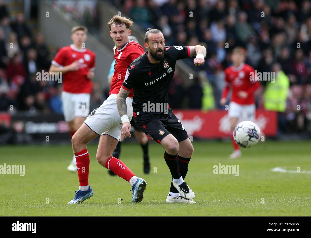 Steven Fletcher von Wrexham und Zac Williams von Crewe Alexandra kämpfen um den Ball während des Spiels der Sky Bet League Two im Mornflake Stadium in Crewe. Bilddatum: Samstag, 20. April 2024. Stockfoto