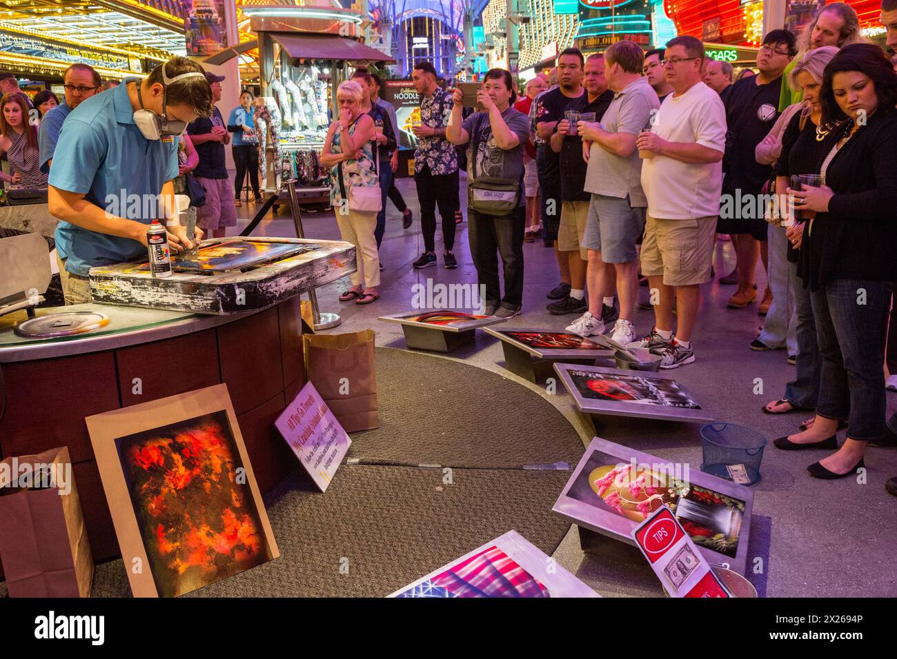 Las Vegas, Nevada.  Fremont Street.  Künstler demonstriert seine Fertigkeit mit Aerosol-Spray-Farbe. Stockfoto