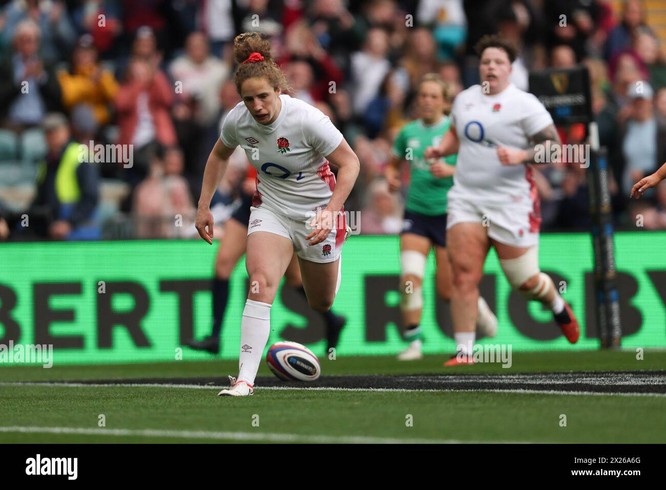 Twickenham, Großbritannien. April 2024. Abby Dow of England Women erzielte den ersten Versuch, das Ergebnis 5-0 beim Six Nations-Spiel der Frauen im Twickenham Stadium, Twickenham, Vereinigtes Königreich am 20. April 2024 zu erzielen. Foto von Ken Sparks. Nur redaktionelle Verwendung, Lizenz für kommerzielle Nutzung erforderlich. Keine Verwendung bei Wetten, Spielen oder Publikationen eines einzelnen Clubs/einer Liga/eines Spielers. Quelle: UK Sports Pics Ltd/Alamy Live News Stockfoto