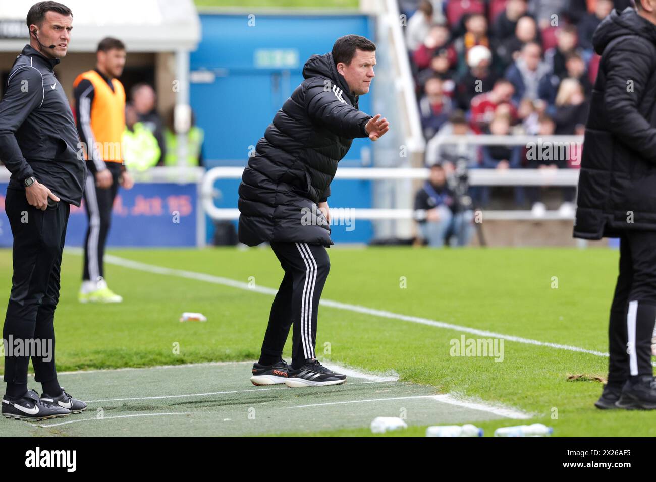 Northampton, Großbritannien. April 2024. Gary Caldwell, Manager von Exeter City, während der ersten Hälfte des Spiels der Sky Bet League 1 zwischen Northampton Town und Exeter City im PTS Academy Stadium, Northampton, am Samstag, den 20. April 2024. (Foto: John Cripps | MI News) Credit: MI News & Sport /Alamy Live News Stockfoto