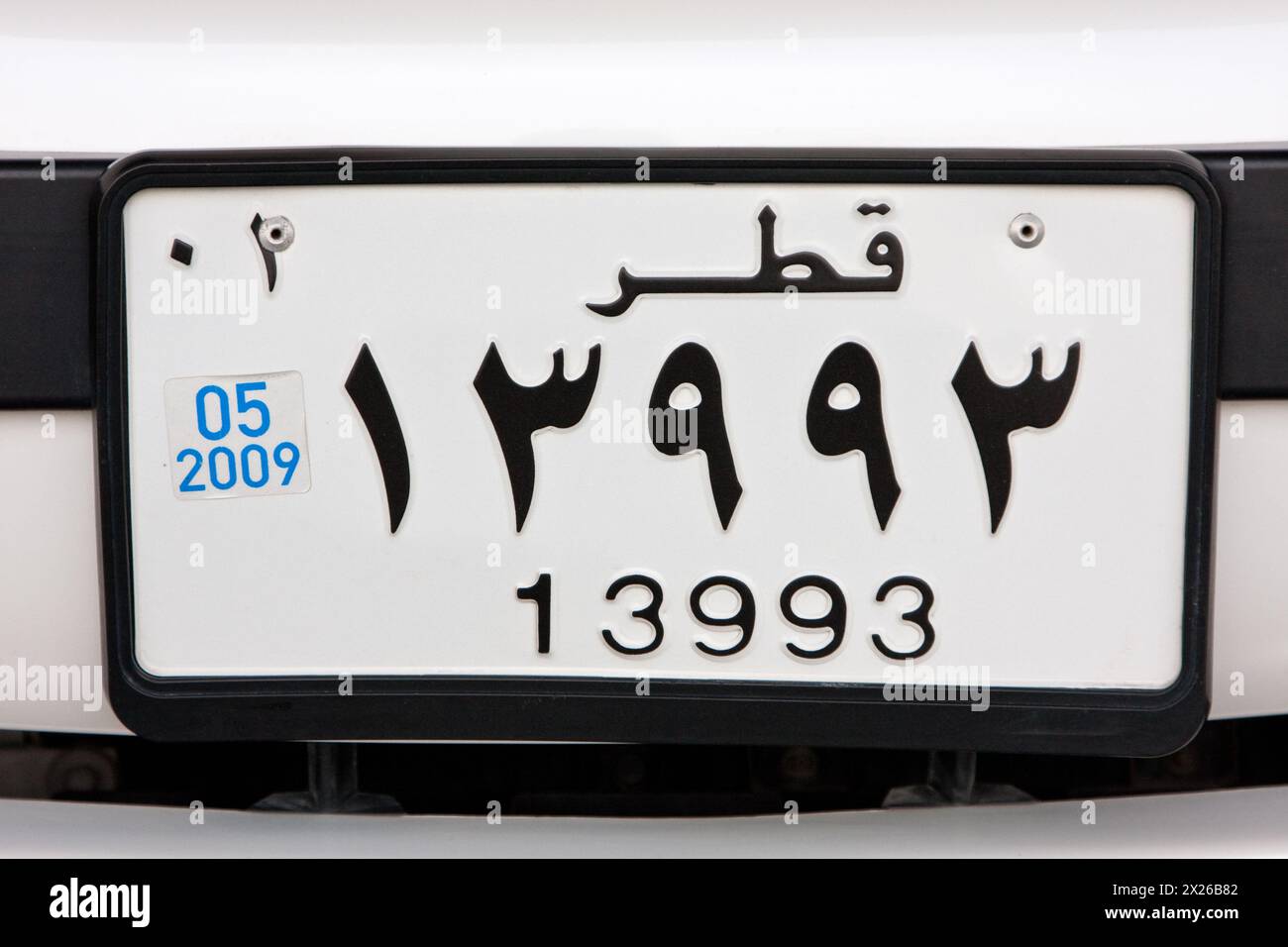 Doha, Katar. Katarisches Nummernschild. Arabische Zahlen, mit englischen Äquivalenten. Stockfoto