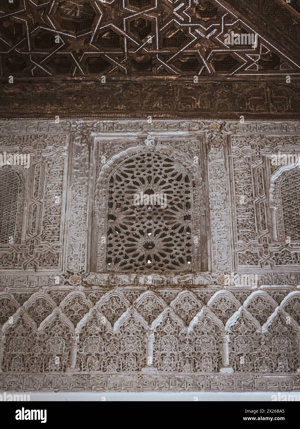 Dekorative Holz- und Steinschnitzereien im Inneren des Real Alcazar de Sevilla, Andalusien, Spanien Stockfoto