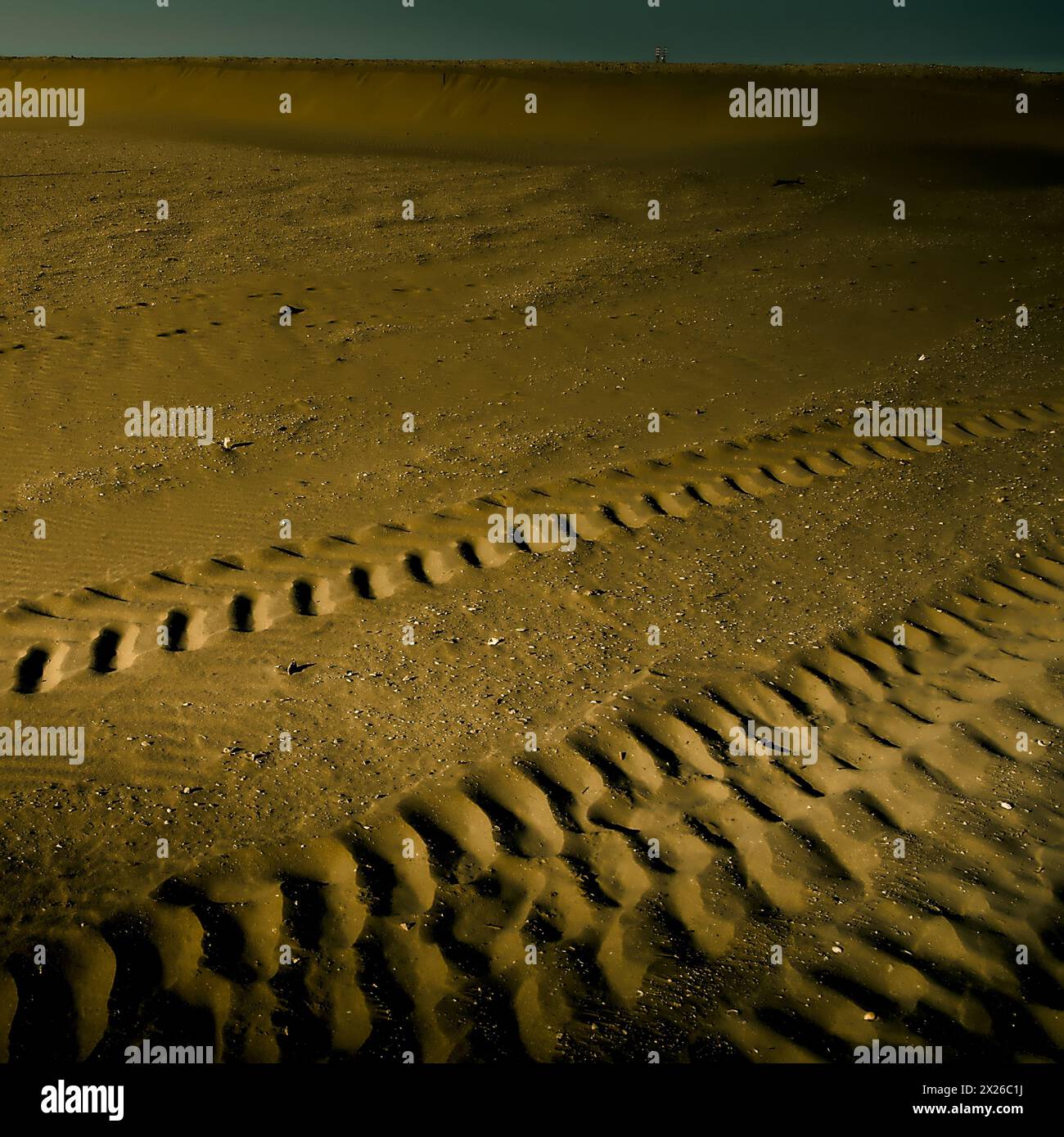 Eine imaginäre Wüstenlandschaft, die an die trockene und surreale Atmosphäre des Planeten Mars erinnert Stockfoto