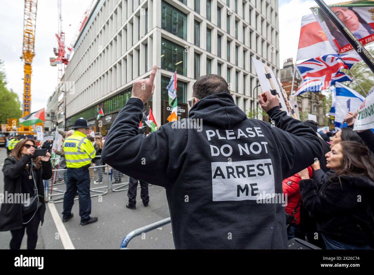 London, Großbritannien. 20. April 2024. (R) Pro-Israel-Anhänger veranstalten einen Gegenprotest zur gleichen Zeit wie Pro-Palästina-Anhänger, die vor der Barclays-Bank an der Tottenham Court Road demonstrieren, während der Krieg zwischen Israel und Hamas in Gaza fortgesetzt wird. Die Polizei beobachtet und hält die beiden Gruppen getrennt. Quelle: Stephen Chung / Alamy Live News Stockfoto