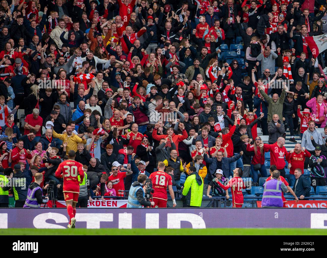 Glasgow, Schottland, Großbritannien. Glasgow, Großbritannien. 20. April 2024; Hampden Park, Glasgow, Schottland: Scottish Cup Football Halbfinale, Aberdeen gegen Celtic; Ester Sokler aus Aberdeen feiert vor den Aberdeen Fans, nachdem er Joe Hart aus Celtic in der 90. Minute hinter sich gelassen hat, um es 2-2 zu schaffen. Credit: Action Plus Sports Images/Alamy Live News Credit: Action Plus Sports Images/Alamy Live News Stockfoto