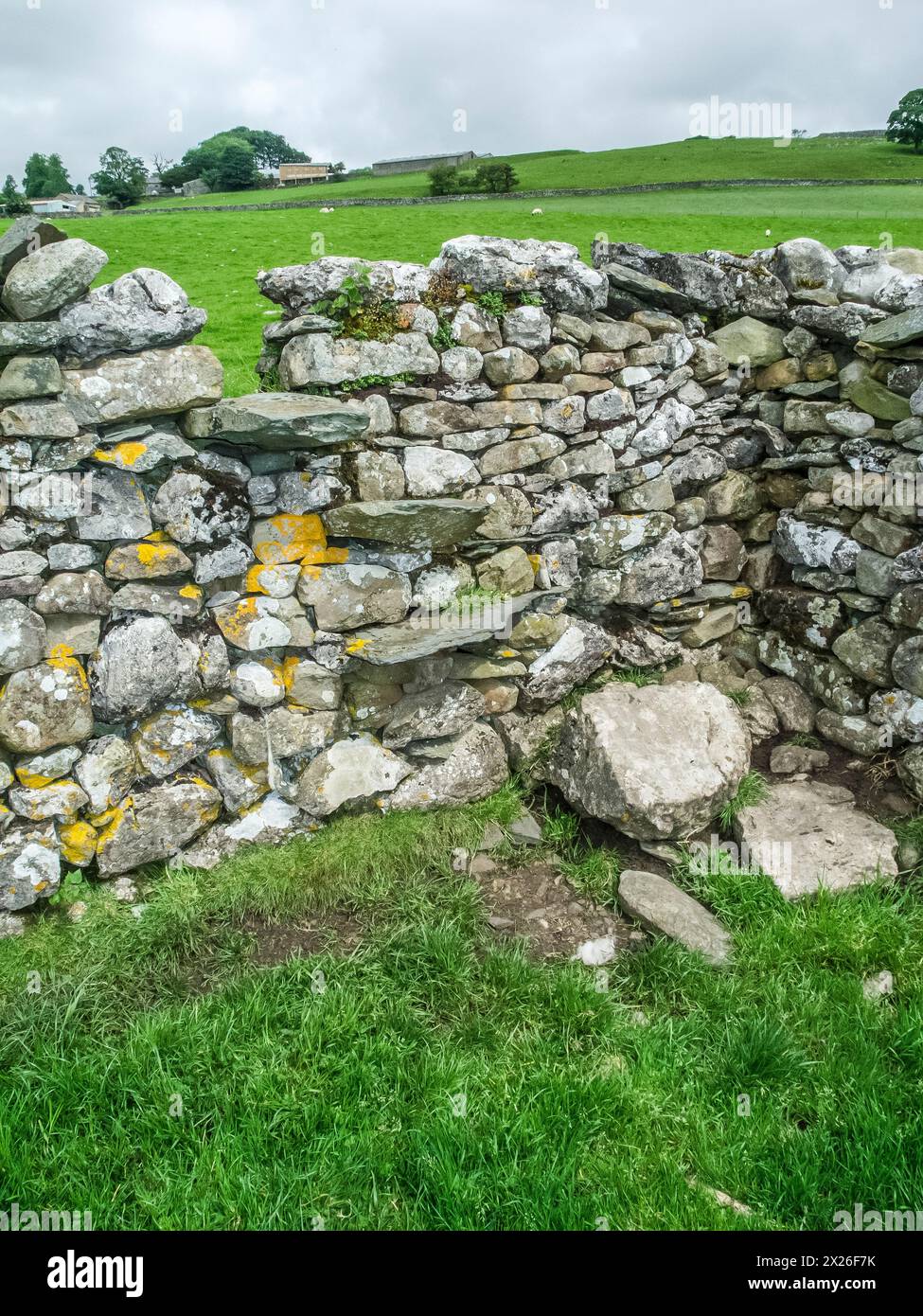 Dies ist ein relativ gutes Beispiel für einen alten, durchfluteten Wandstiel, der eine gewisse Schutzwirkung benötigt, um die Gefahr der unebenen Felsen am Boden des Stils zu beseitigen Stockfoto