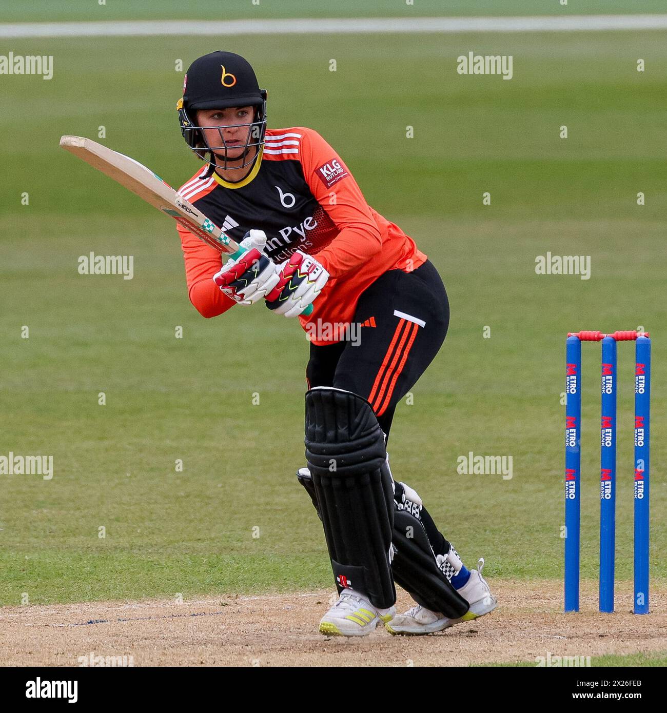 Birmingham, Großbritannien. April 2024. Blaze's Sophie Munro im Einsatz mit dem Schläger beim Rachel Heyhoe Flint Trophy Spiel zwischen Central Sparks und Blaze am Edgbaston Cricket Ground, Birmingham, England am 20. April 2024. Foto von Stuart Leggett. Nur redaktionelle Verwendung, Lizenz für kommerzielle Nutzung erforderlich. Keine Verwendung bei Wetten, Spielen oder Publikationen eines einzelnen Clubs/einer Liga/eines Spielers. Quelle: UK Sports Pics Ltd/Alamy Live News Stockfoto