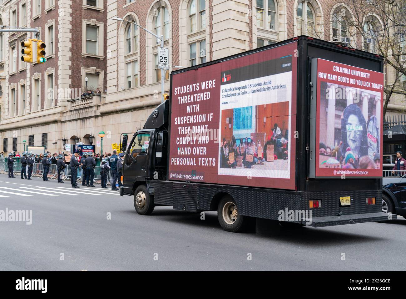 New York, USA. April 2024. Box Truck, der Werbung in Bezug auf diese Kundgebung zeigt, bewegt sich entlang der Straße, während Anhänger verschiedener Gruppen und einige Studenten am 19. April an der Columbia University in New York den propalästinensischen Protest fortsetzen. 2024 als Teil des „Marsches zur Desinvestition“, nachdem mehr als 100 Demonstranten verhaftet und Zelte auf dem Rasen in der Mitte des Campus entfernt wurden. Einige Studenten lagern noch immer auf dem Campus, der für alle geschlossen wurde, einschließlich der Presse, aber für aktuelle Studenten und Dozenten. (Foto: Lev Radin/SIPA USA) Credit: SIPA USA/Alamy Live News Stockfoto