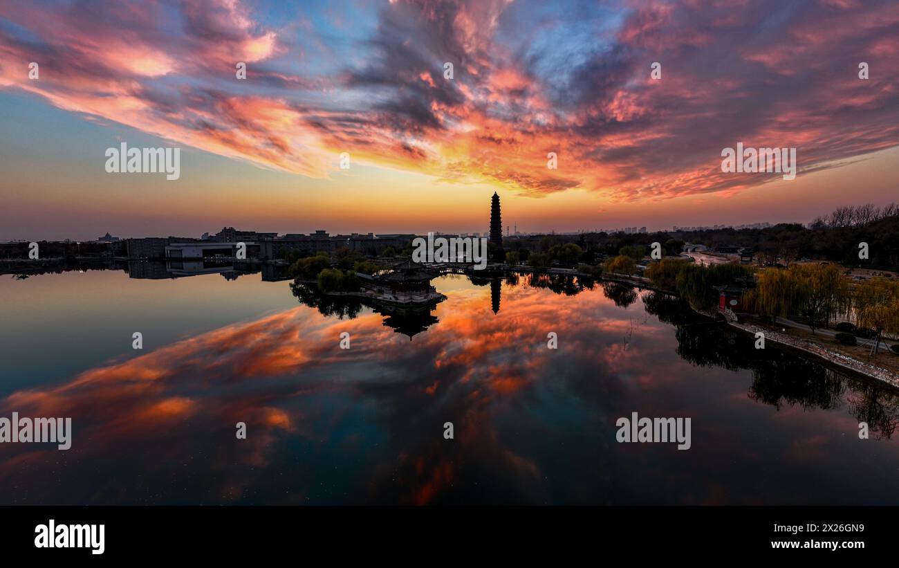 Kaifeng, Eiserne Pagode, Kaibao Tempelpagode, Sonnenuntergang, Horizontalblick, Horizontale Panoramaansicht, Vertikale Ansicht, Stockfoto