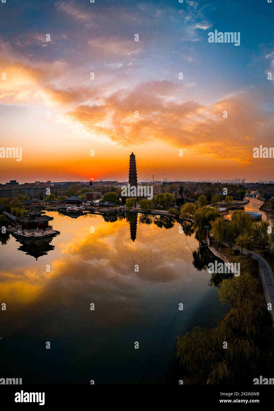 Kaifeng, Eiserne Pagode, Kaibao Tempelpagode, Sonnenuntergang, Horizontalblick, Horizontale Panoramaansicht, Vertikale Ansicht, Stockfoto