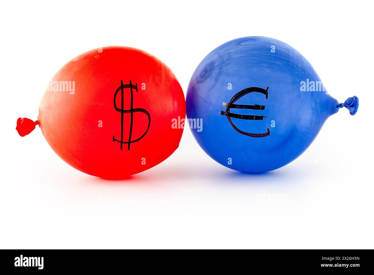 Dollarsymbol auf rotem Ballon und Euro-Symbol auf blauem Ballon isoliert auf weißem Hintergrund. Stockfoto