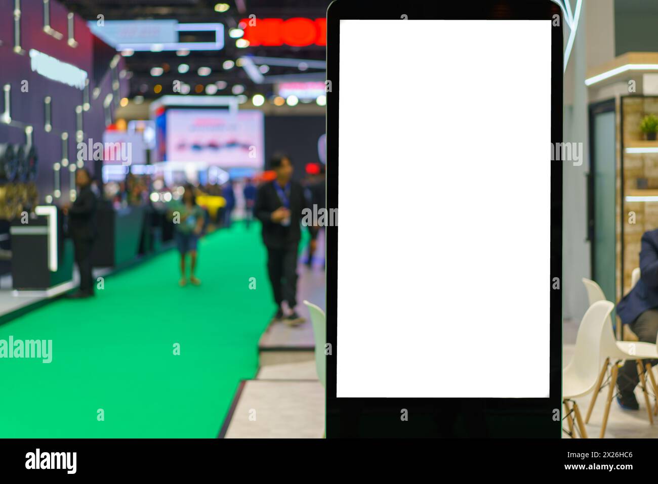 Leerschilder-Mockup in einer Ausstellungshalle. Perfekt für die Präsentation von Angeboten oder Anzeigen, mit seinem klaren Design und seinem herausragenden Platzierungsversprechen Stockfoto