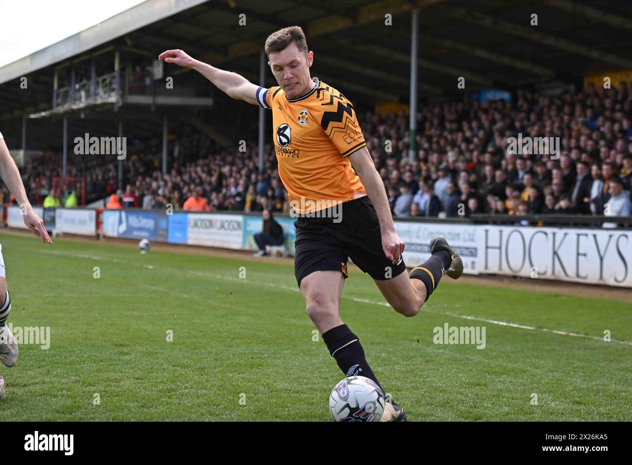 Paul Digby (4 Cambridge United) überquert den Ball während des Spiels der Sky Bet League 1 zwischen Cambridge United und Derby County am Samstag, den 20. April 2024, im Cledara Abbey Stadium in Cambridge. (Foto: Kevin Hodgson | MI News) Stockfoto