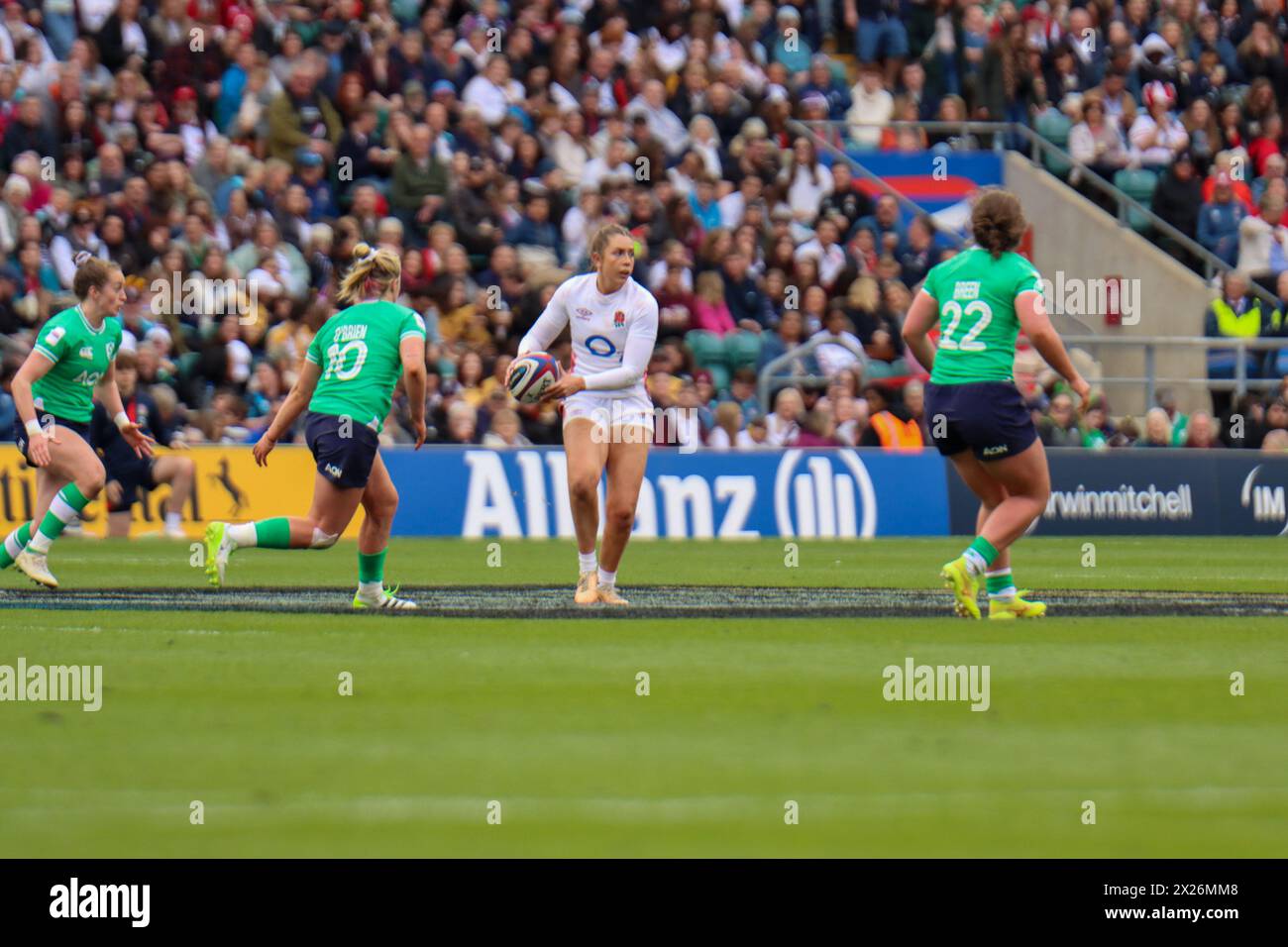 London, Großbritannien. April 2024. Twickenham Stadium, London, 20. April 2024: Holly Aitchison (England 10) gibt den Ball im Spiel zwischen England und Irland bei den Women's Six Nations Championships am 20. April 2024 im Twickenham Stadium, London (Claire Jeffrey/SPP) Credit: SPP Sport Press Photo. /Alamy Live News Stockfoto