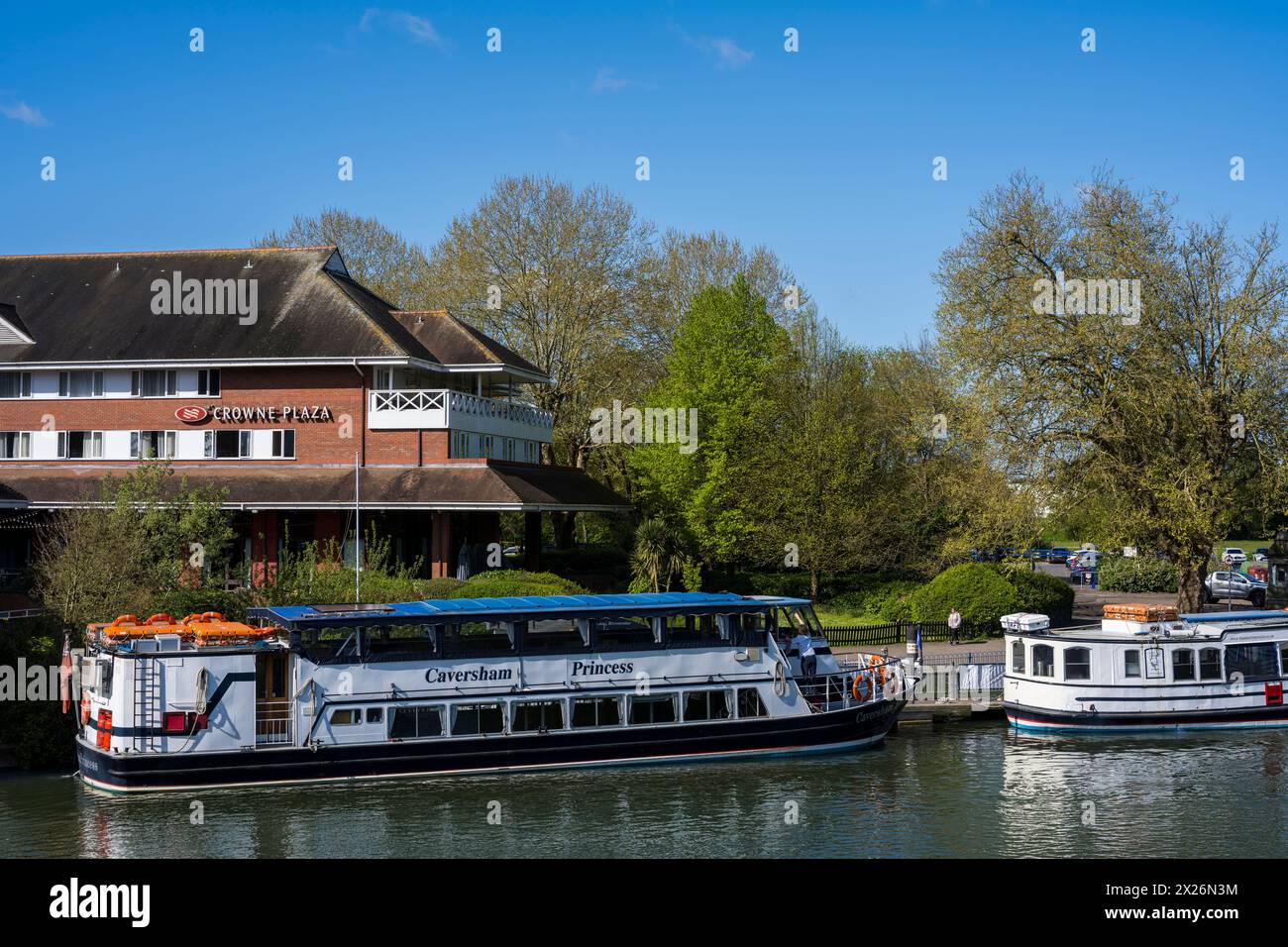 Crown Plaza und Caversham Princes Vergnügungsboot, Themse, Reading, Berkshire, England, GROSSBRITANNIEN, GB. Stockfoto