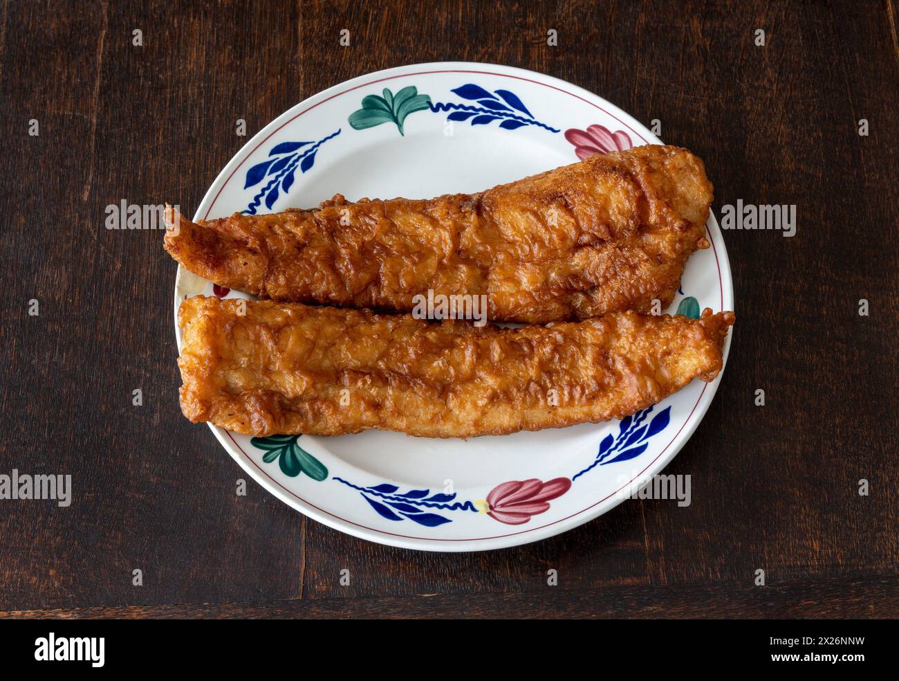 Lekkerbek auf dem Teller, frittiertes Fischfilet und ein typisch holländisches Street Food Stockfoto