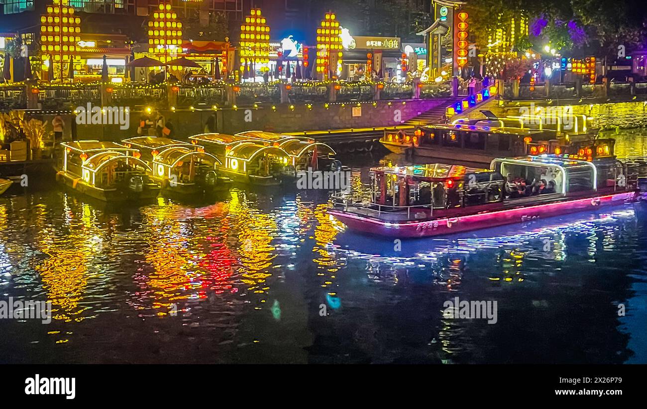 Nächtlicher Blick auf die Jinjiang Wharf am Chengdu East Gate Stockfoto