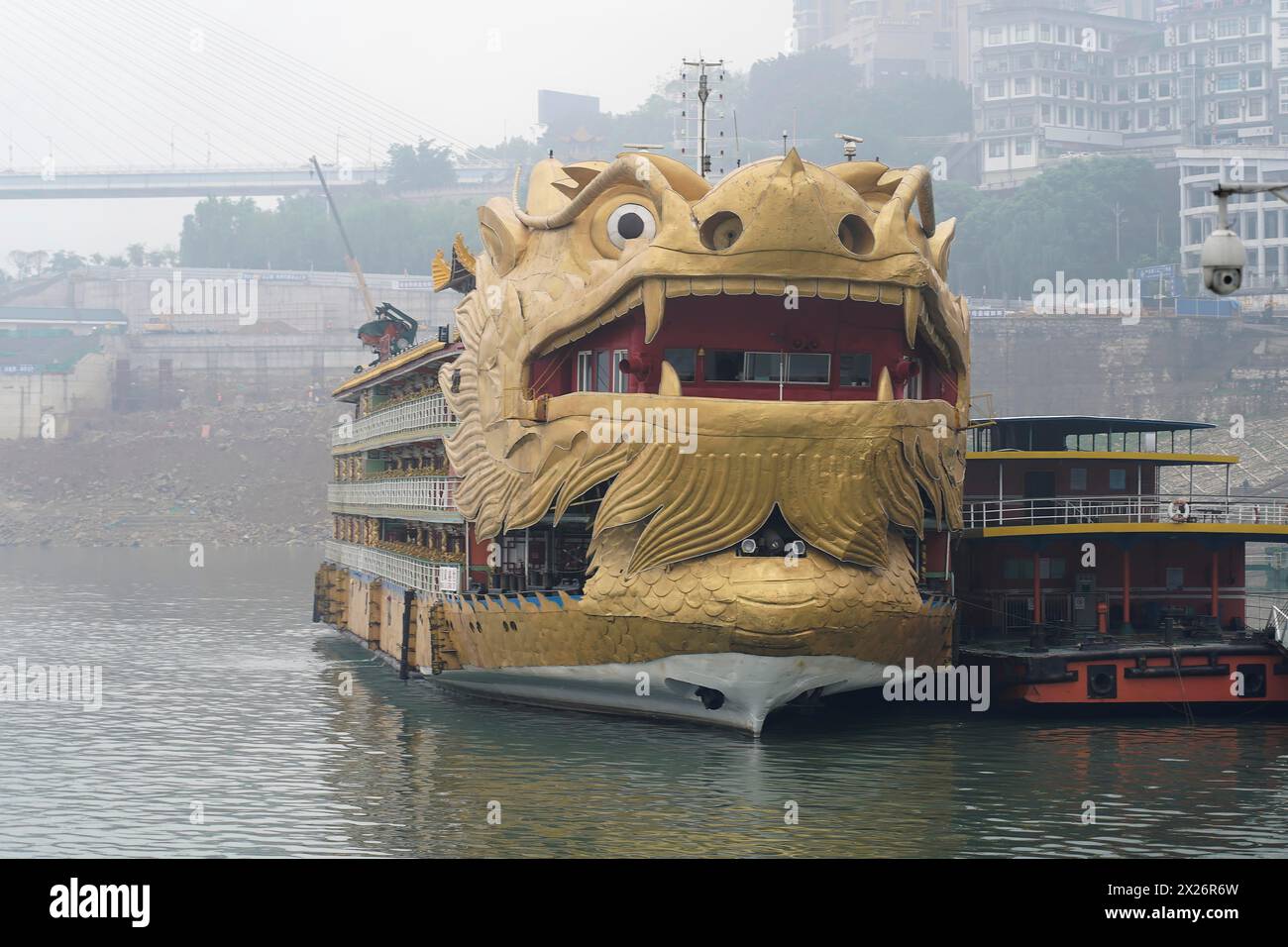 Yichang, Provinz Hubei, China, Asien, Ein Schiff in Form eines goldenen Drachenkopfes schwimmt auf einem nebeligen Fluss Stockfoto