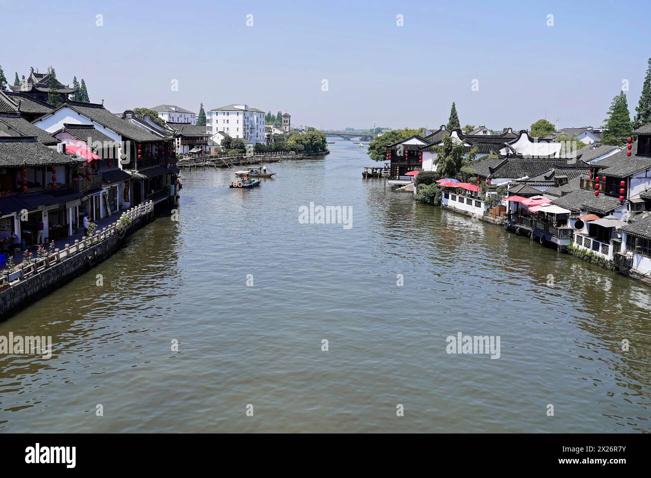 Ausflug zum Wasserdorf Zhujiajiao, Shanghai, China, Asien, Holzboot auf Kanal mit Blick auf die historische Architektur, Blick auf einen Fluss mit Booten und Stockfoto