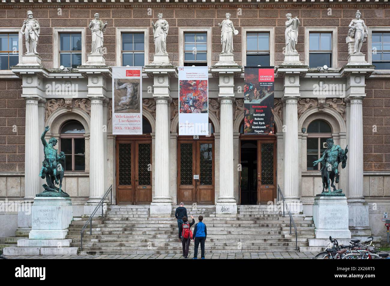 Eingangsportal der Akademie der Bildenden Künste, italienische Renaissance, eröffnet 1877 in Wien, Österreich Stockfoto