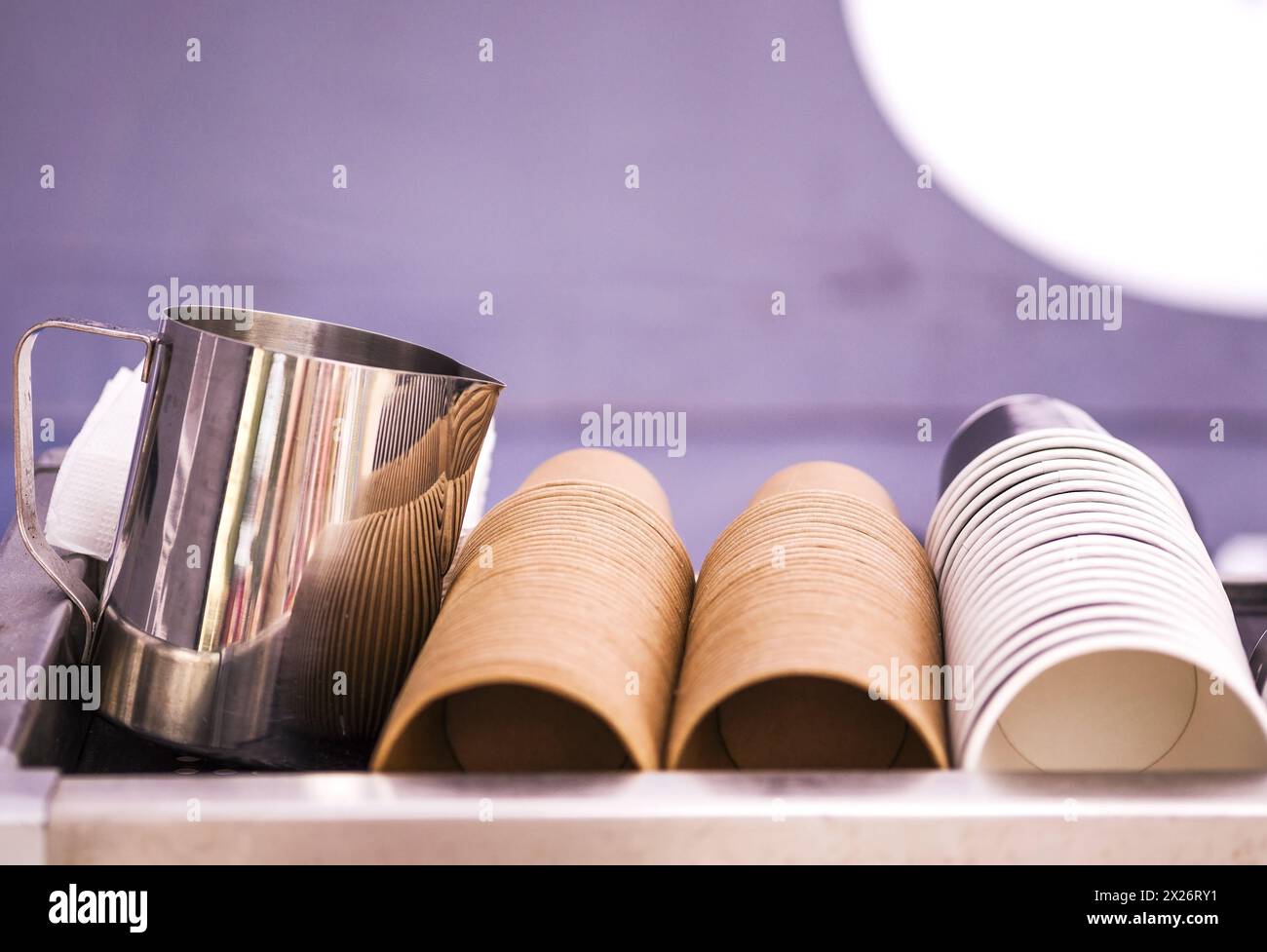 Die Ränge der Papierkurben. Kaffeetassen, Gläser. Wand aus Tassen aus Pappe. Kunststoffbecher, Deckel, Strohhalme, Röhrchen Stockfoto