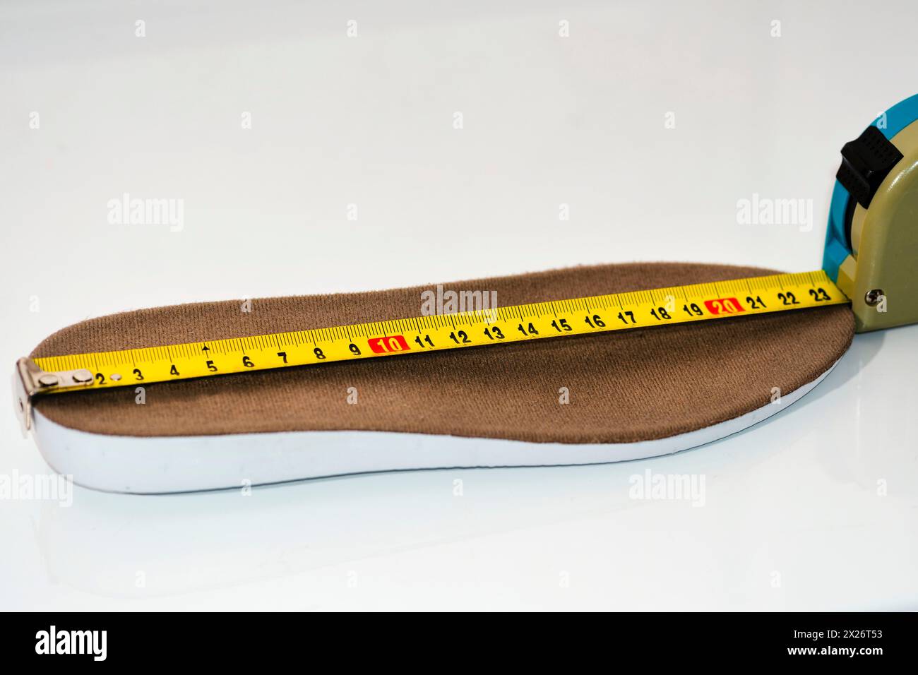 Messung der Schuhgröße. Messen Sie die Einlegesohlen mit Maßband. Schuhgröße Konzept. Nahaufnahme. Schuhskala messen. Größentabelle für Schuhe Stockfoto