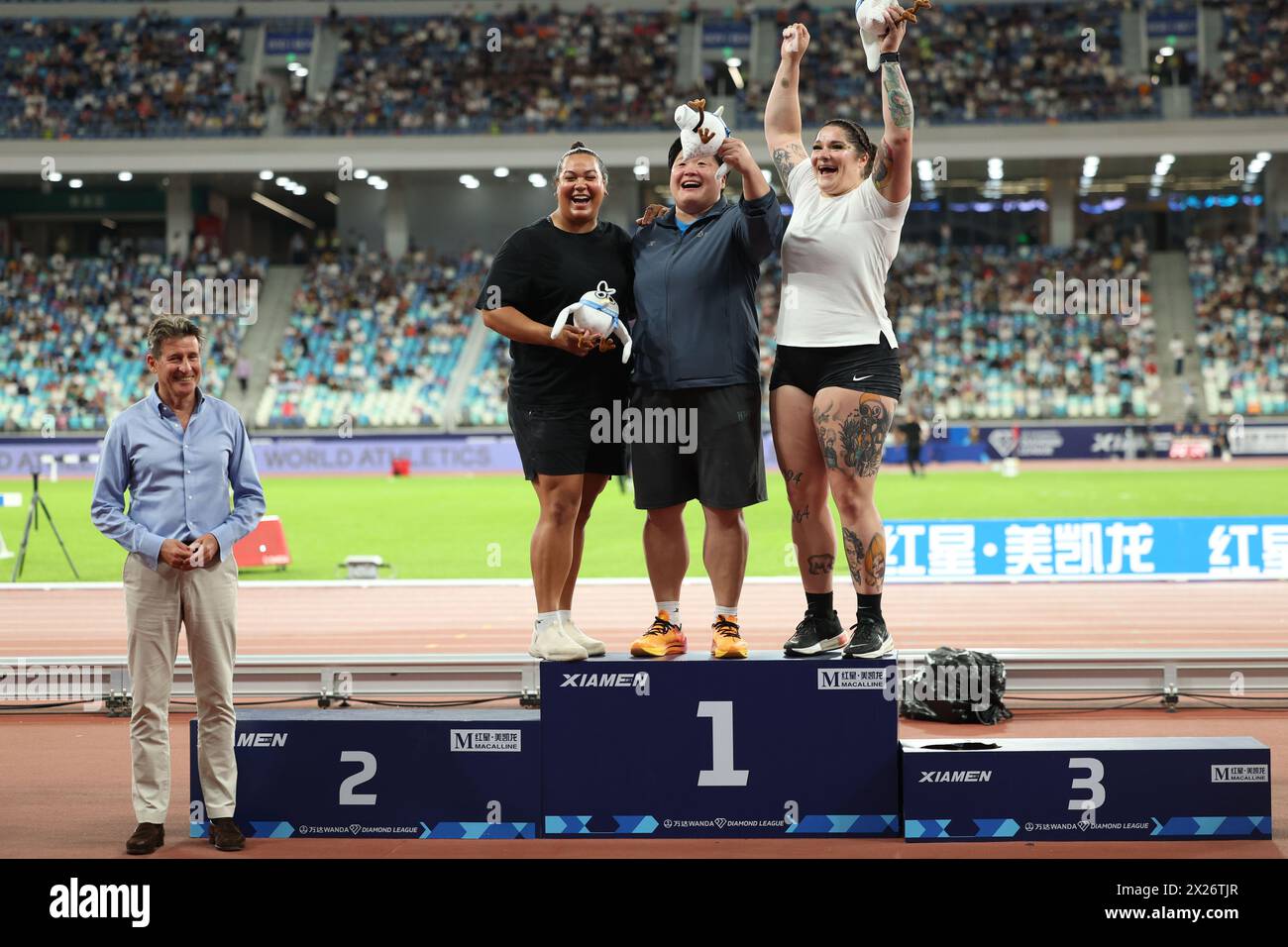 Xiamen, Chinas Provinz Fujian. April 2024. Weltathletik-Präsident Sebastian Coe, Maddison-Lee Wesche aus Neuseeland, Gong Lijiao aus China und Chase Jackson aus den Vereinigten Staaten (von L nach R) reagieren während der Verleihung der Wanda Diamond League Xiamen-Konferenz 2024 in Xiamen, südöstlicher chinesischer Provinz Fujian. April 2024. Quelle: Li Ming/Xinhua/Alamy Live News Stockfoto