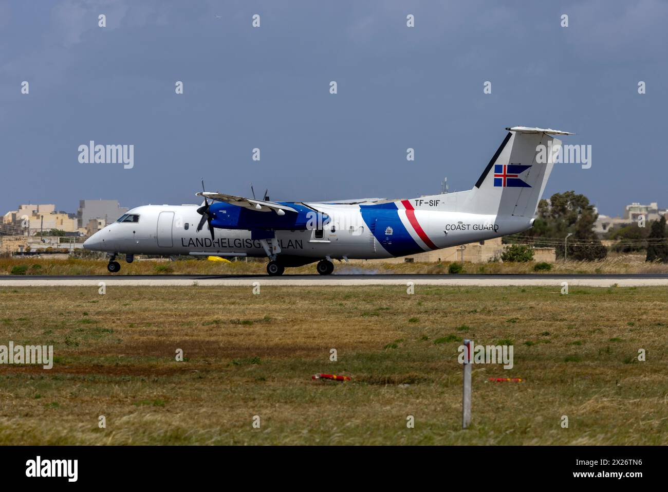Landhelgisgaeslan - isländische Küstenwache Bombardier DHC-8-314Q Dash 8 (REG: TF-SIF) kommt zur Wartung an. Stockfoto