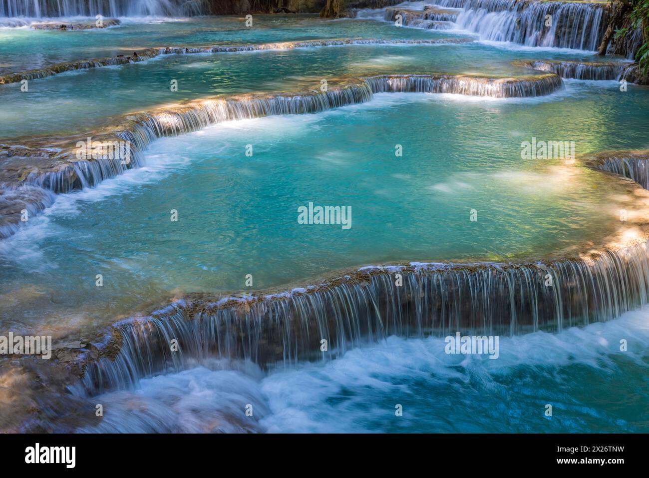 Kuang Si Wasserfälle im Dschungel in der Nähe von Luang Phabang, Luang Prabang, Laos Stockfoto