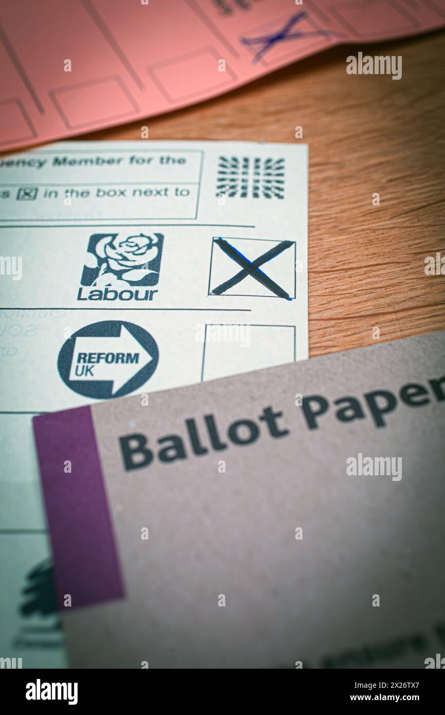 Erstellung eines Briefwahlzettels für die Londoner Bürgermeisterwahlen und die Parlamentswahlen. Stockfoto