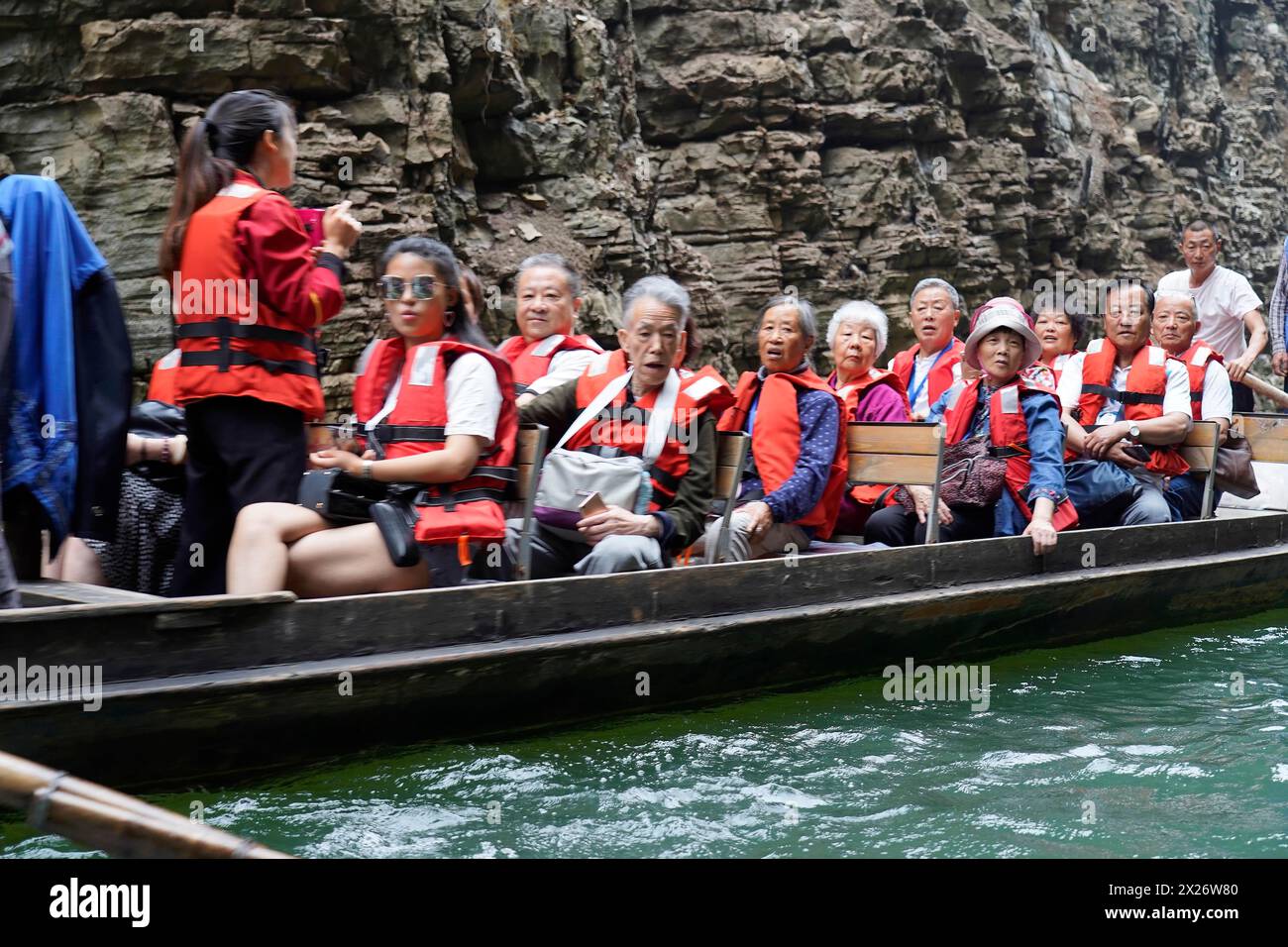 Spezialboote für die Seitenarme des Yangtse, für die Touristen der Flusskreuzschiffe, Yichang, China, Asien, Menschen in orangen Schwimmwesten Stockfoto
