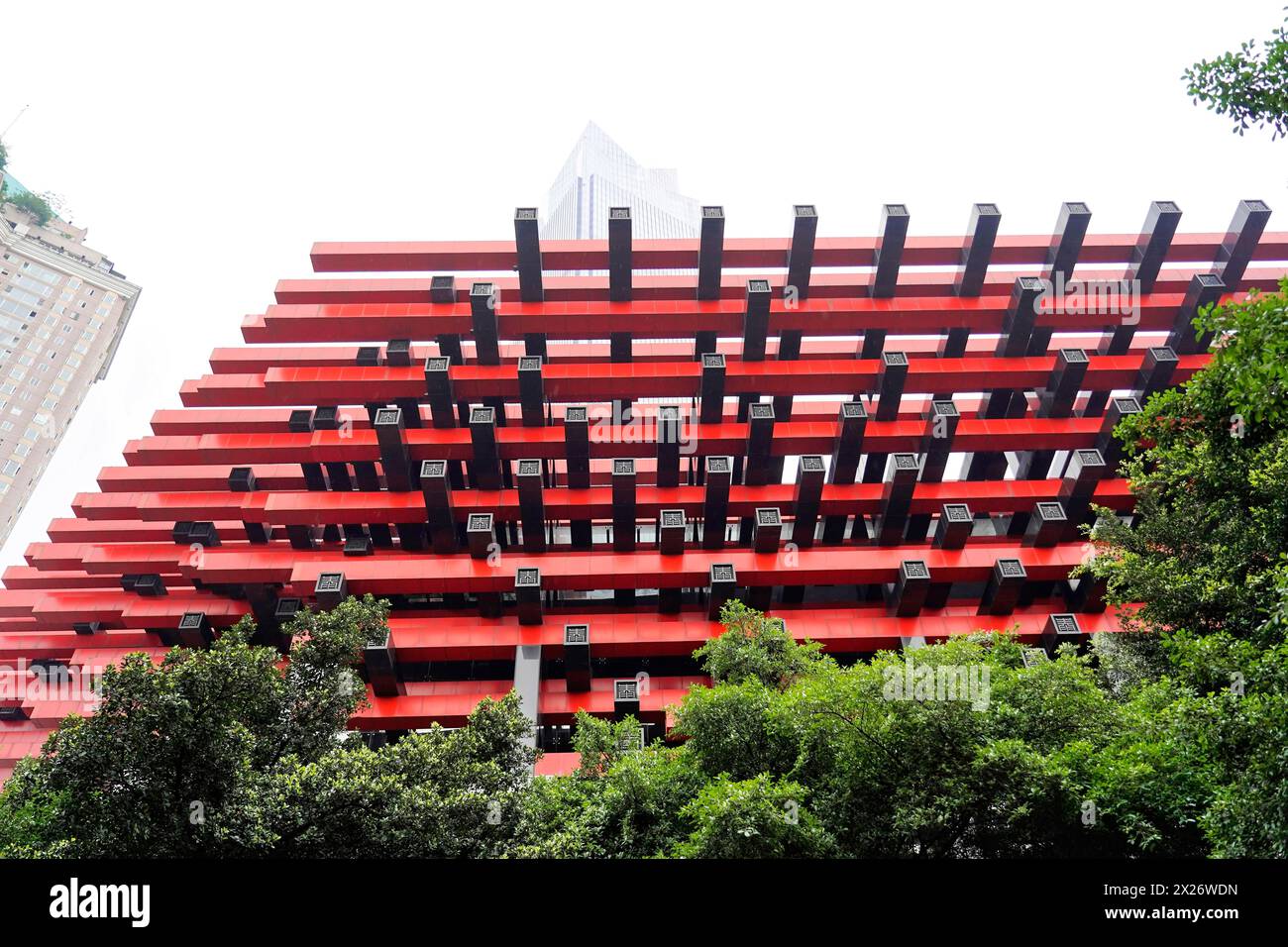Schlendern Sie durch Chongqing, Provinz Chongqing, China, Asien, modernes rotes Gebäude mit einzigartiger Architektur im urbanen Raum, Chongqing Stockfoto