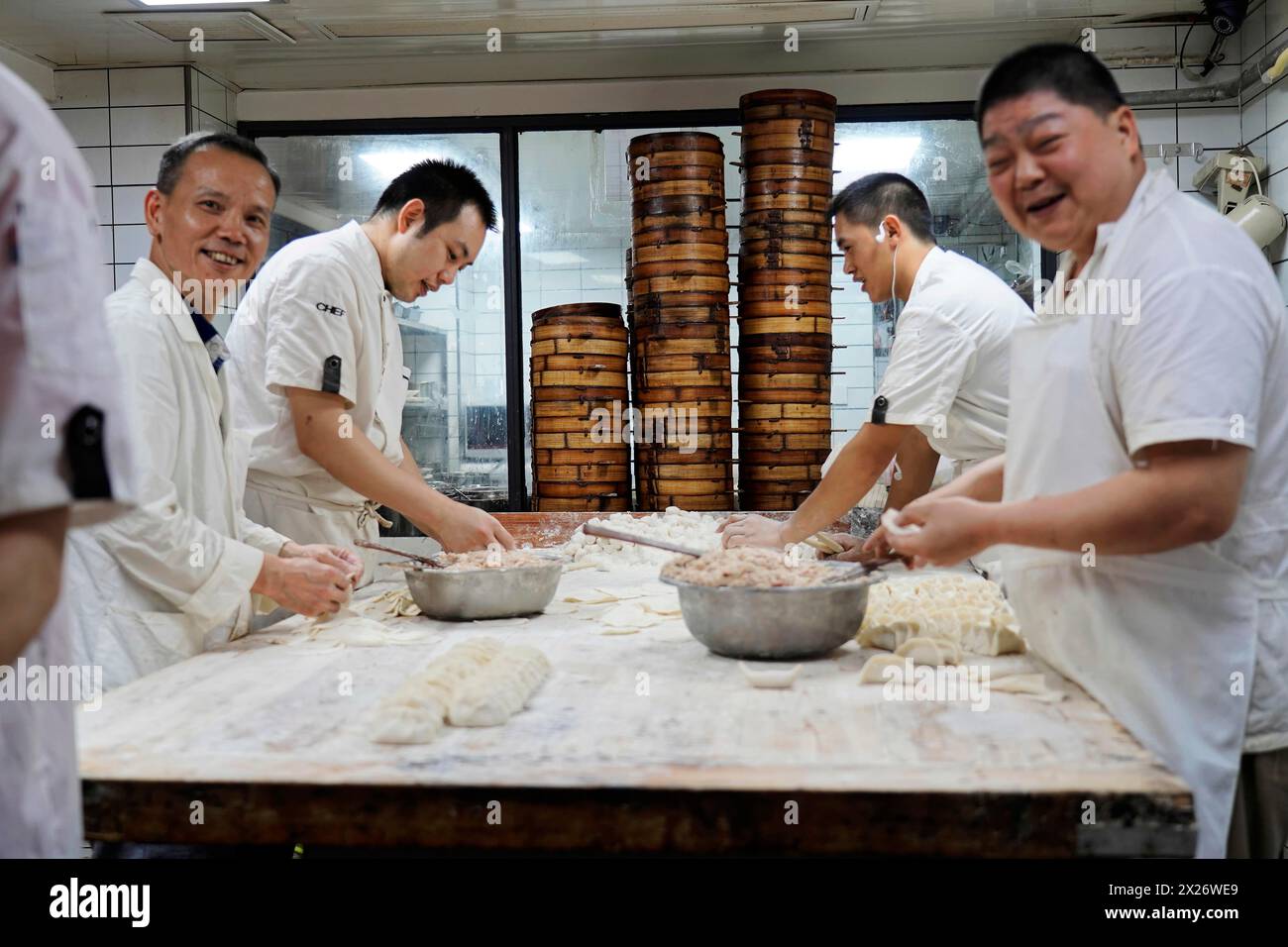 Machen Sie einen Spaziergang durch Chongqing, Provinz Chongqing, China, Asien. Das Küchenpersonal bereitet gemeinsam Teiggerichte in einem asiatischen Restaurant, Chongqing, Asien, zu Stockfoto