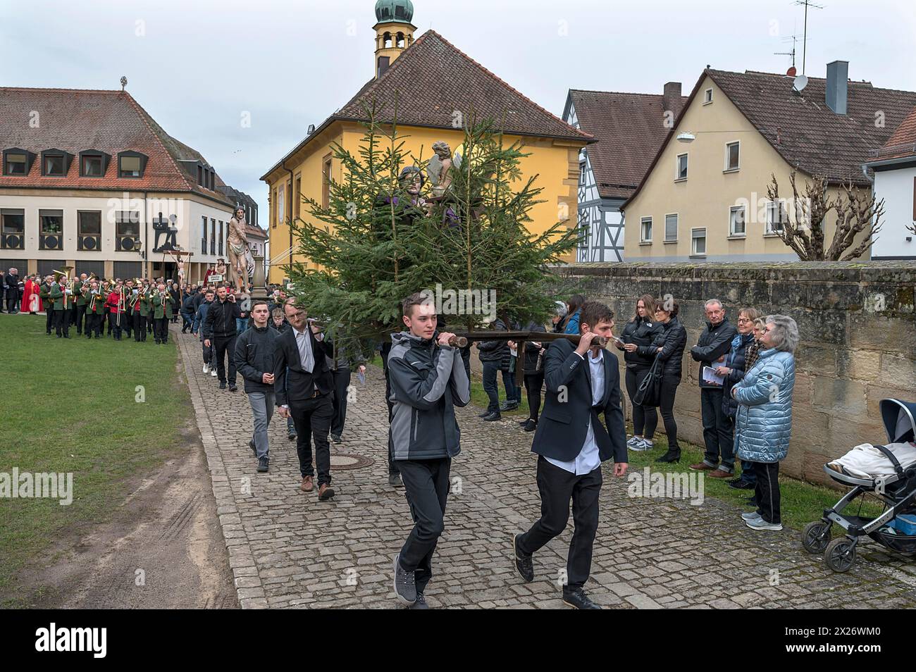 Historischer Karfreitagszug für 350 Jahre mit lebensgroßen Holzschnitzereien aus dem 18. Jahrhundert, Neunkirchen am Brand, Mittelfranken Stockfoto