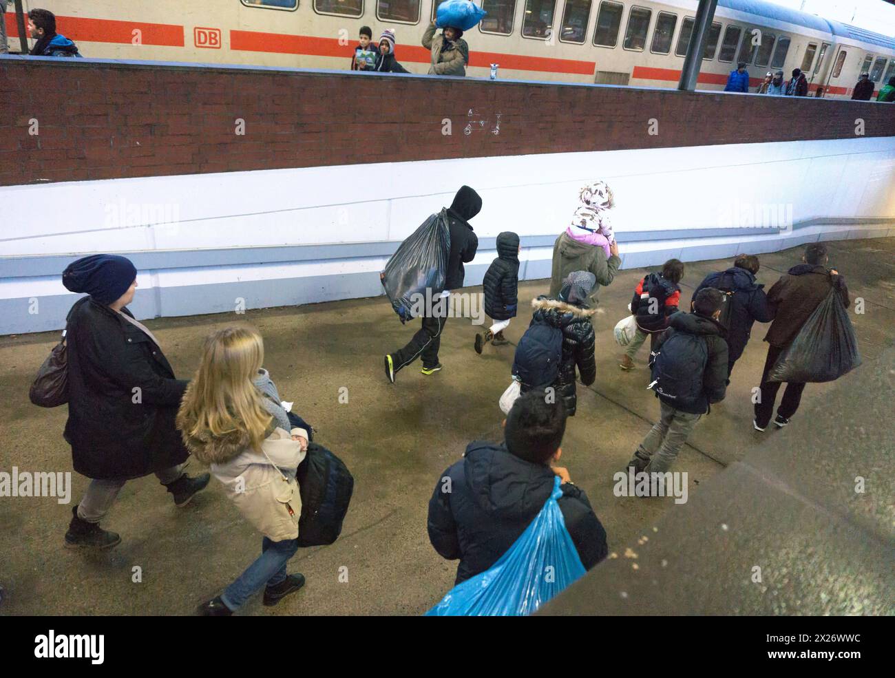 Flüchtlinge sind mit einem IC-Zug am Bahnhof Schönefeld angekommen. Sie werden dann mit dem Bus zur Unterkunft in Berlin, 02.12.2015, Schönefeld, gebracht Stockfoto