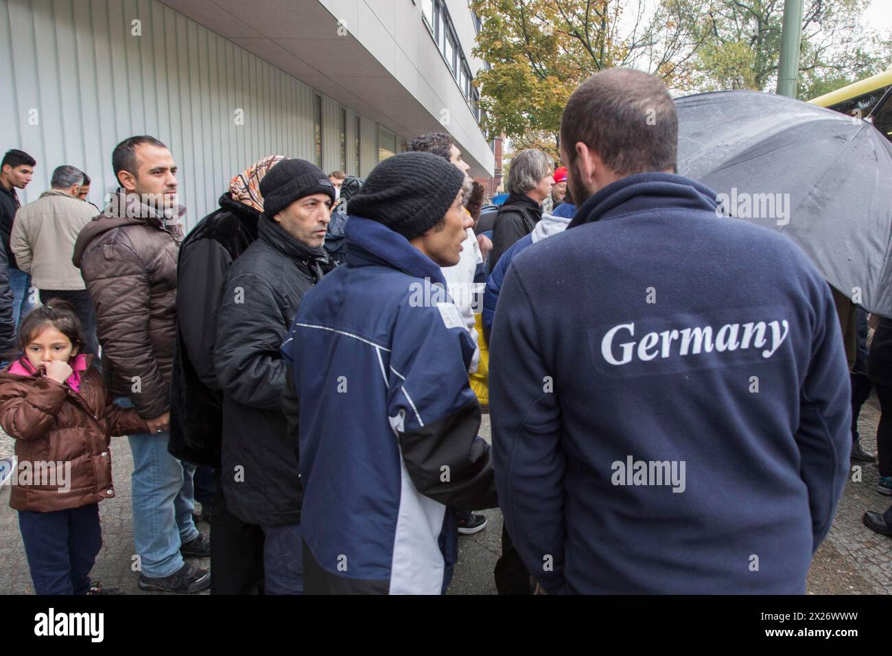 Syrische Flüchtlinge warten bei kaltem und nassem Wetter im Landesamt für Gesundheit und Soziales Berlin, 15. Oktober 2015 auf ihre Registrierung Stockfoto