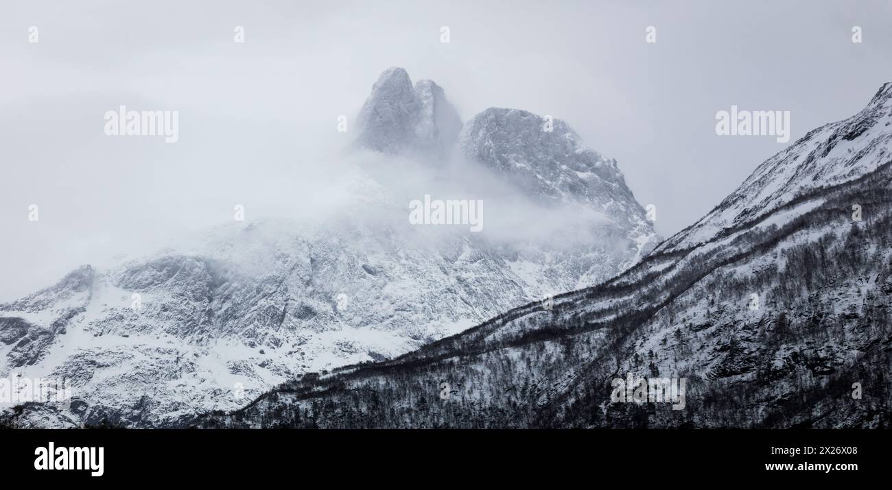 Der Berg Romsdalshorn, 1550 m, bedeckt mit mystischem Nebel, im Romsdalen Tal, Rauma kommune, Møre og Romsdal, Norwegen, Skandinavien. Stockfoto