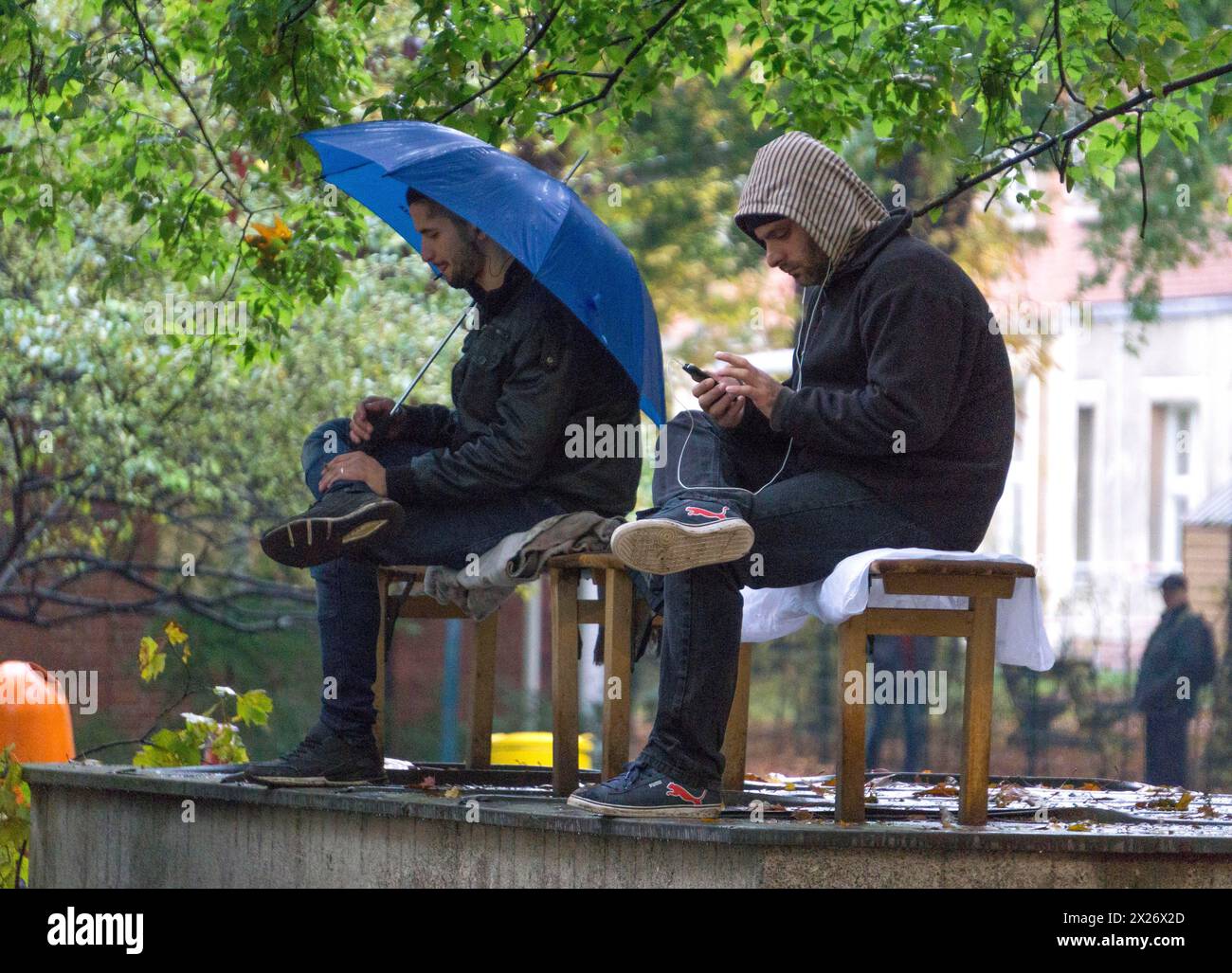 Syrische Flüchtlinge warten bei kaltem und nassem Wetter beim Landesamt für Gesundheit und Soziales Berlin am 20. Oktober 2015 auf ihre Registrierung Stockfoto