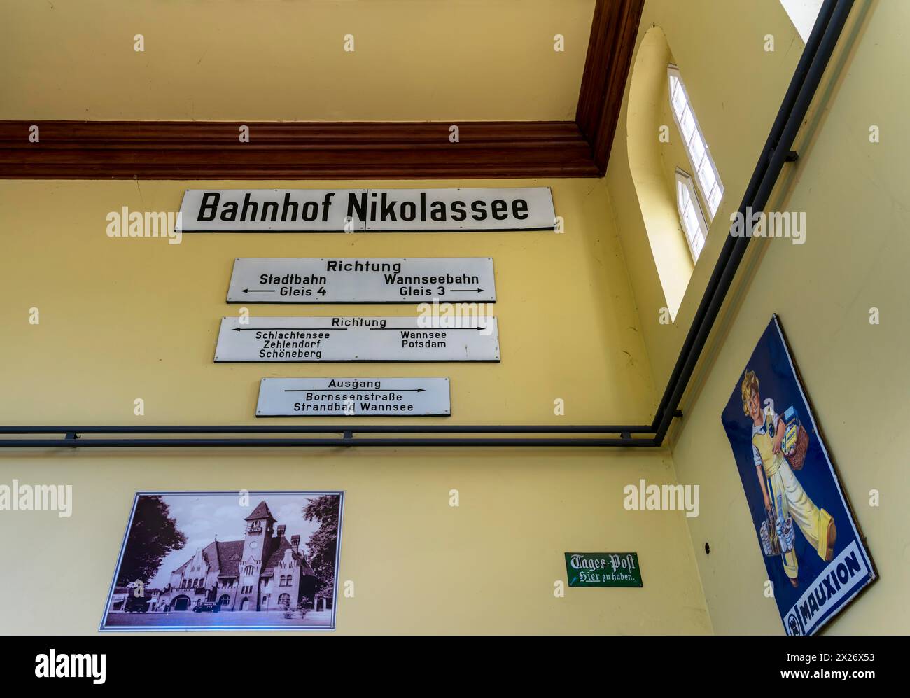 S-Bahn-Station Nikolassee, Innenansicht, Berlin-Zehlendorf, Berlin, Deutschland Stockfoto