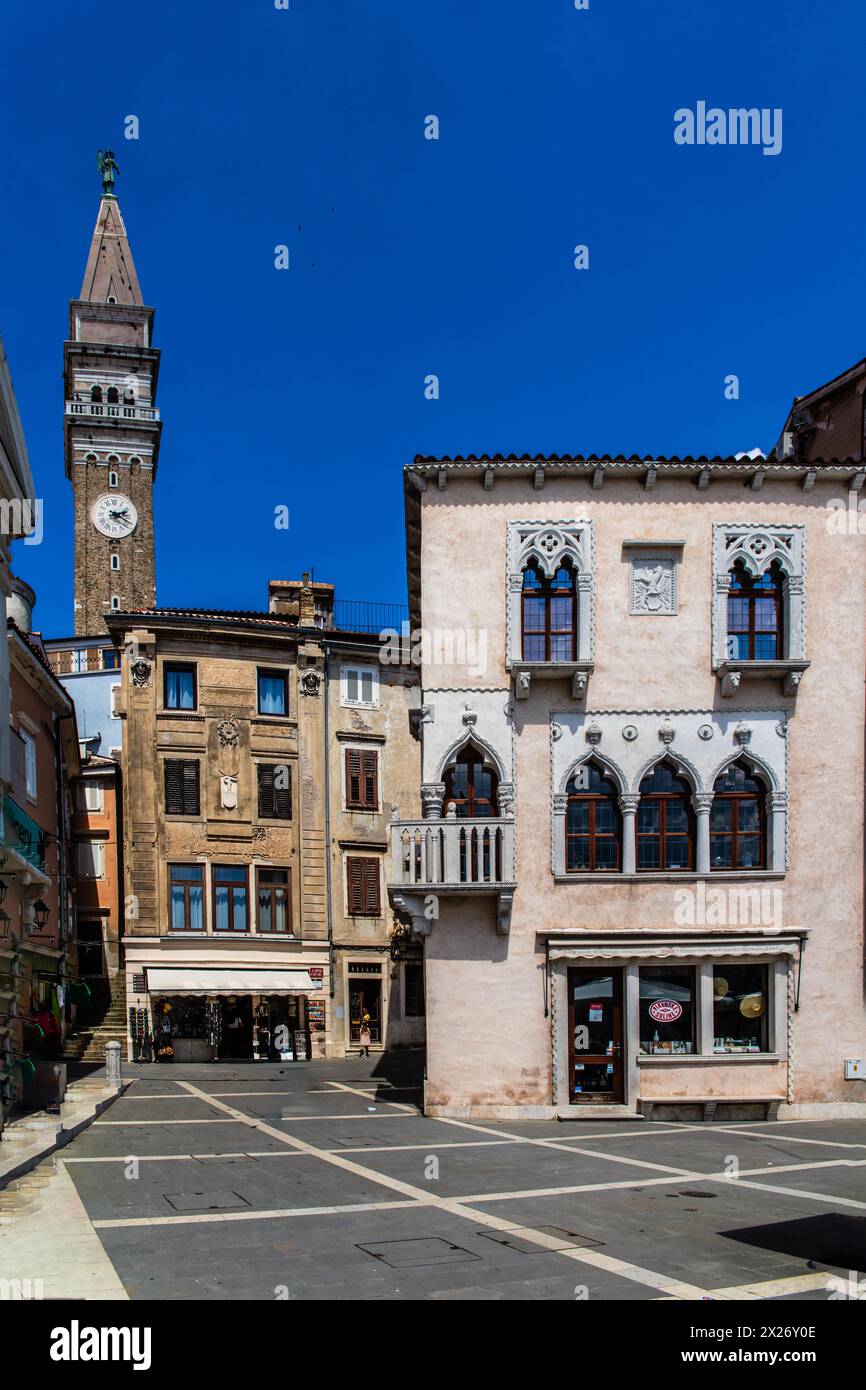 Tartini-Platz mit gotischem Patrizierhaus, Benecanka, venezianisches Haus, Hafenstadt Piran an der Adriaküste mit venezianischem Flair, Slowenien Stockfoto