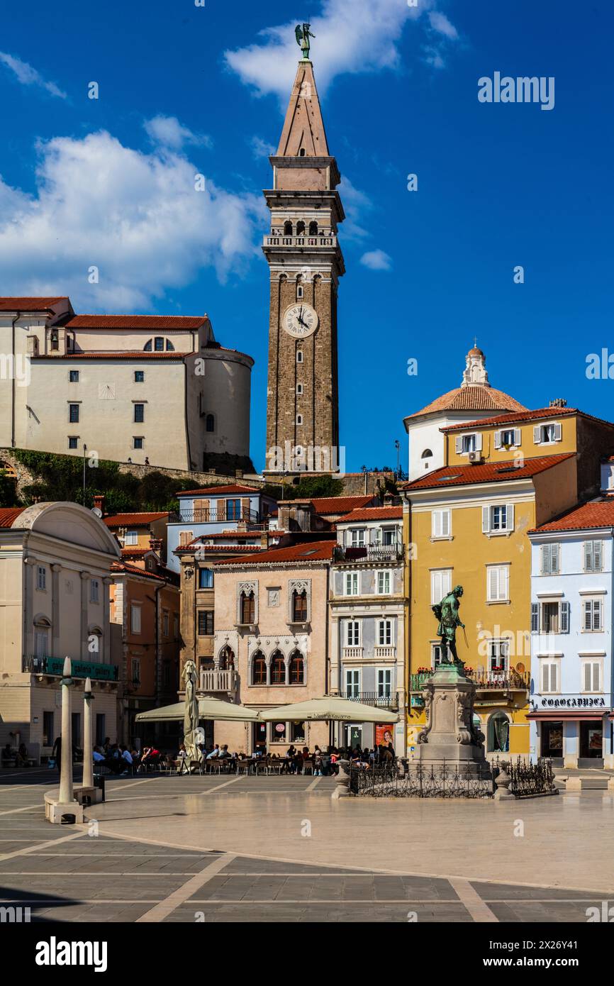 Tartini-Platz mit gotischem Patrizierhaus, Benecanka, venezianisches Haus, Hafenstadt Piran an der Adriaküste mit venezianischem Flair, Slowenien Stockfoto