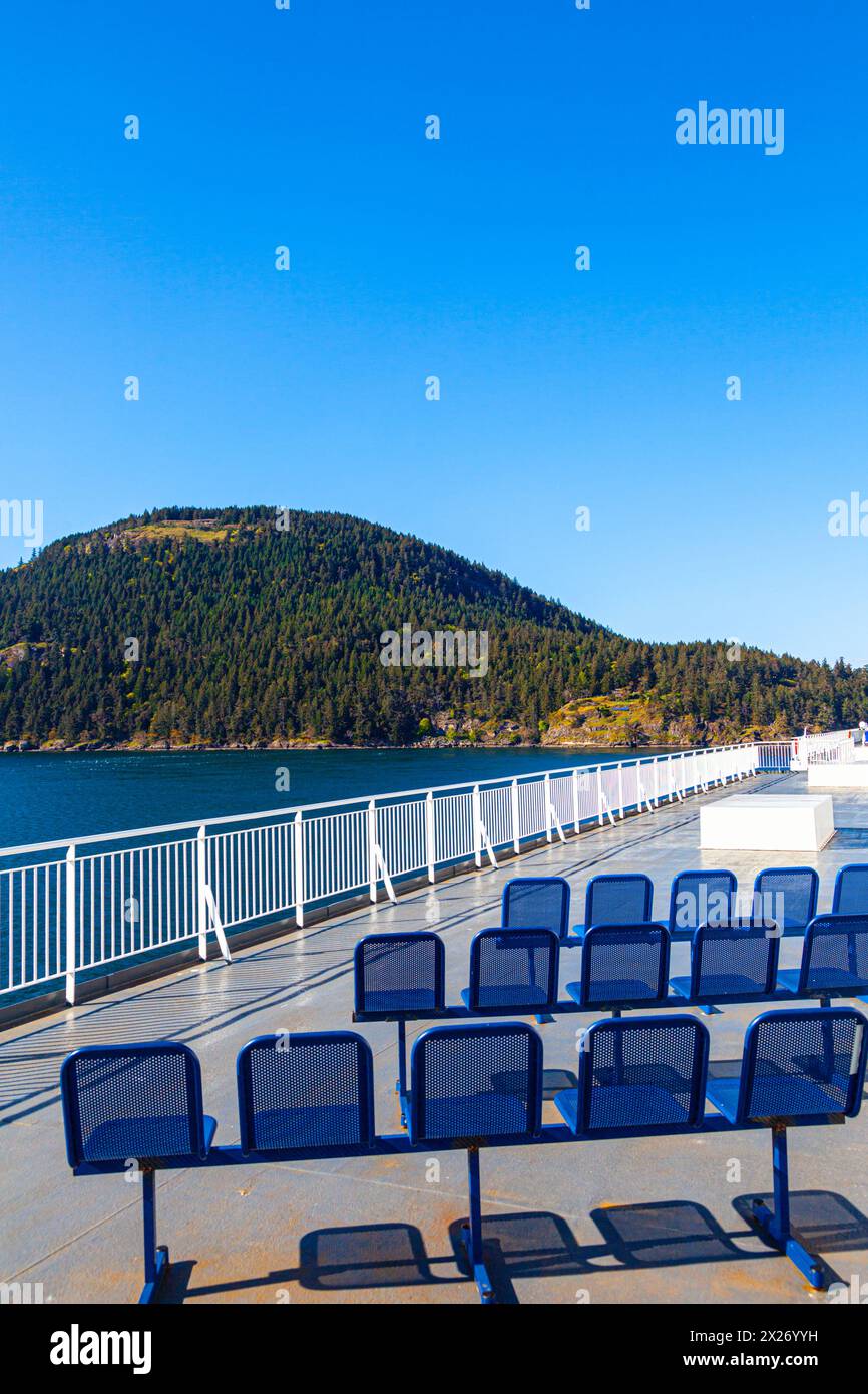 Ein Schiff der BC Ferries, das am südlichen Ende der Insel Galiano in den Active Pass einfährt Stockfoto