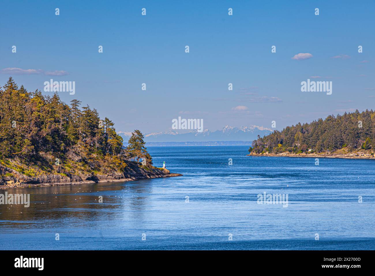 Der östliche Eingang zum Active Pass mit Blick auf die Küstenberge hinter der Stadt Vancouver Stockfoto