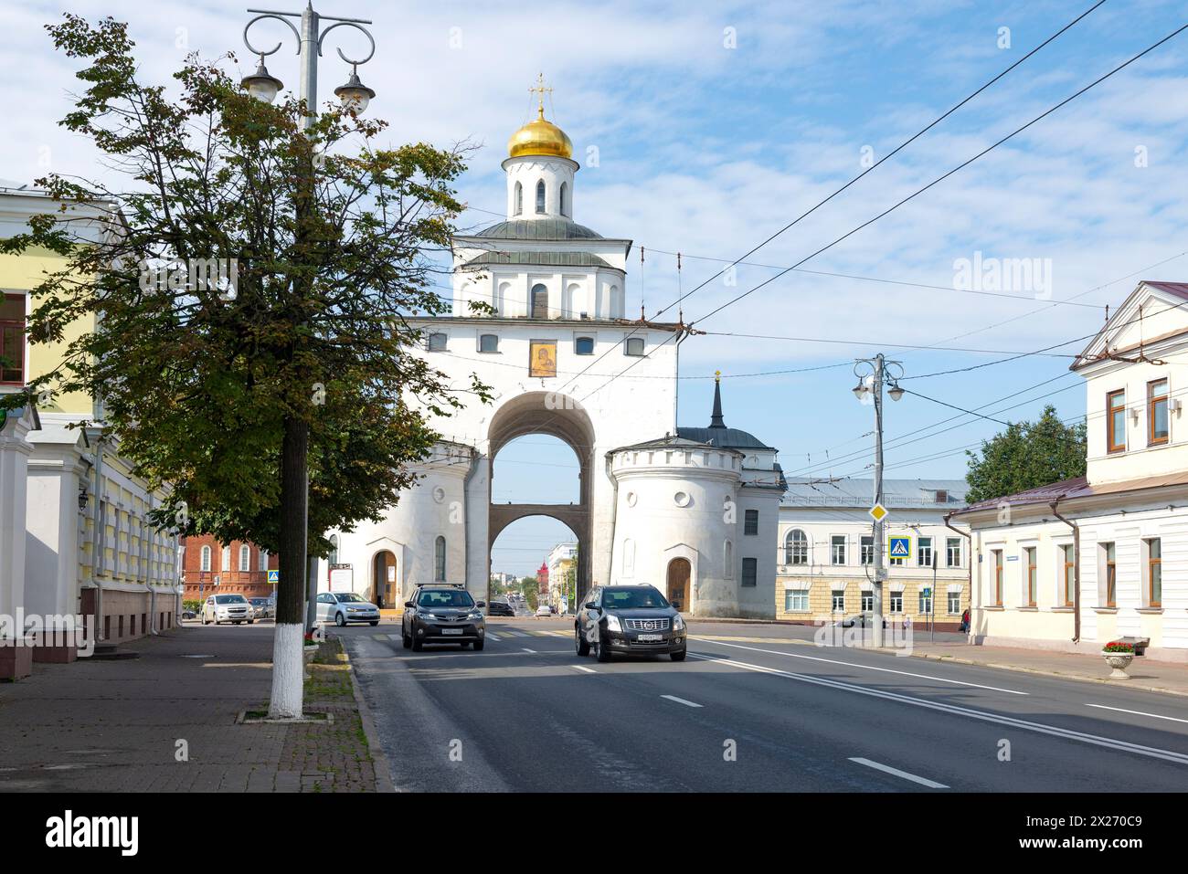 WLADIMIR, RUSSLAND - 28. AUGUST 2020: Altes Goldenes Tor von Wladimir in der Stadtlandschaft an einem Augusttag Stockfoto