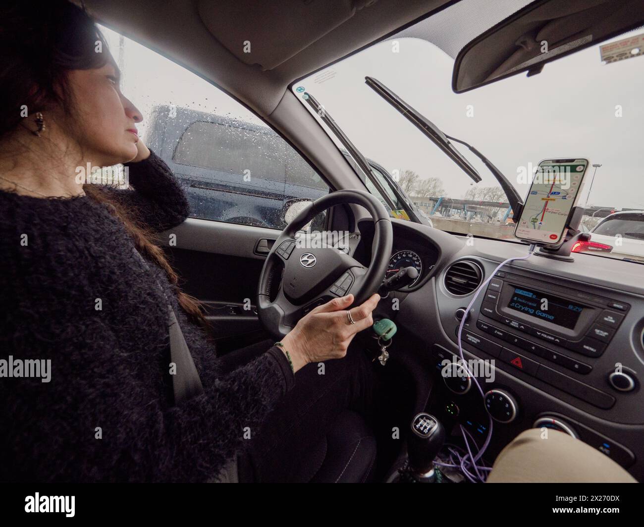 Mailand, Italien - 26. April 2023 Ansicht aus einem Auto mit Smartphone-Navigationseinrichtung Fahren Stockfoto