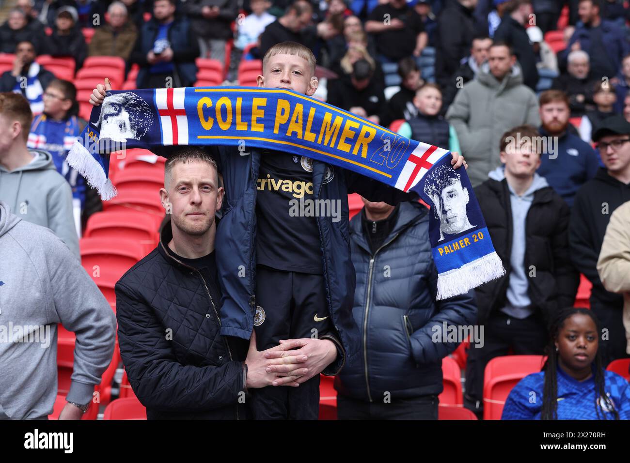 London, Großbritannien. April 2024. Chelsea Fans mit einem Cole Palmer Schal während des FA Cup Matches im Wembley Stadium, London. Der Bildnachweis sollte lauten: Paul Terry/Sportimage Credit: Sportimage Ltd/Alamy Live News Stockfoto