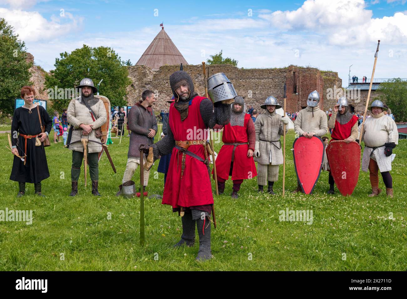 SHLISSELBURG, RUSSLAND - 29. JULI 2023: Mittelalterliche Krieger auf dem historischen Festival der 'Epic Island-2023'. Festung Oreshek Stockfoto