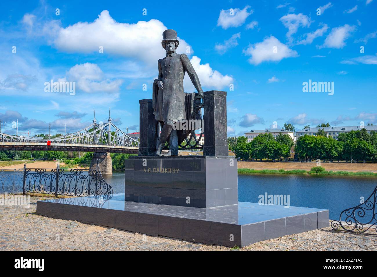 TVER, RUSSLAND - 15. JULI 2022: Denkmal für den Dichter A.S. Puschkin am Ufer der Wolga. Tver, Russland Stockfoto