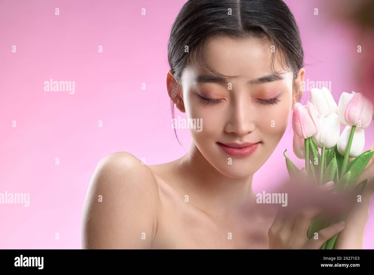 Porträts junger Schönheiten vor rosafarbenem Hintergrund Stockfoto