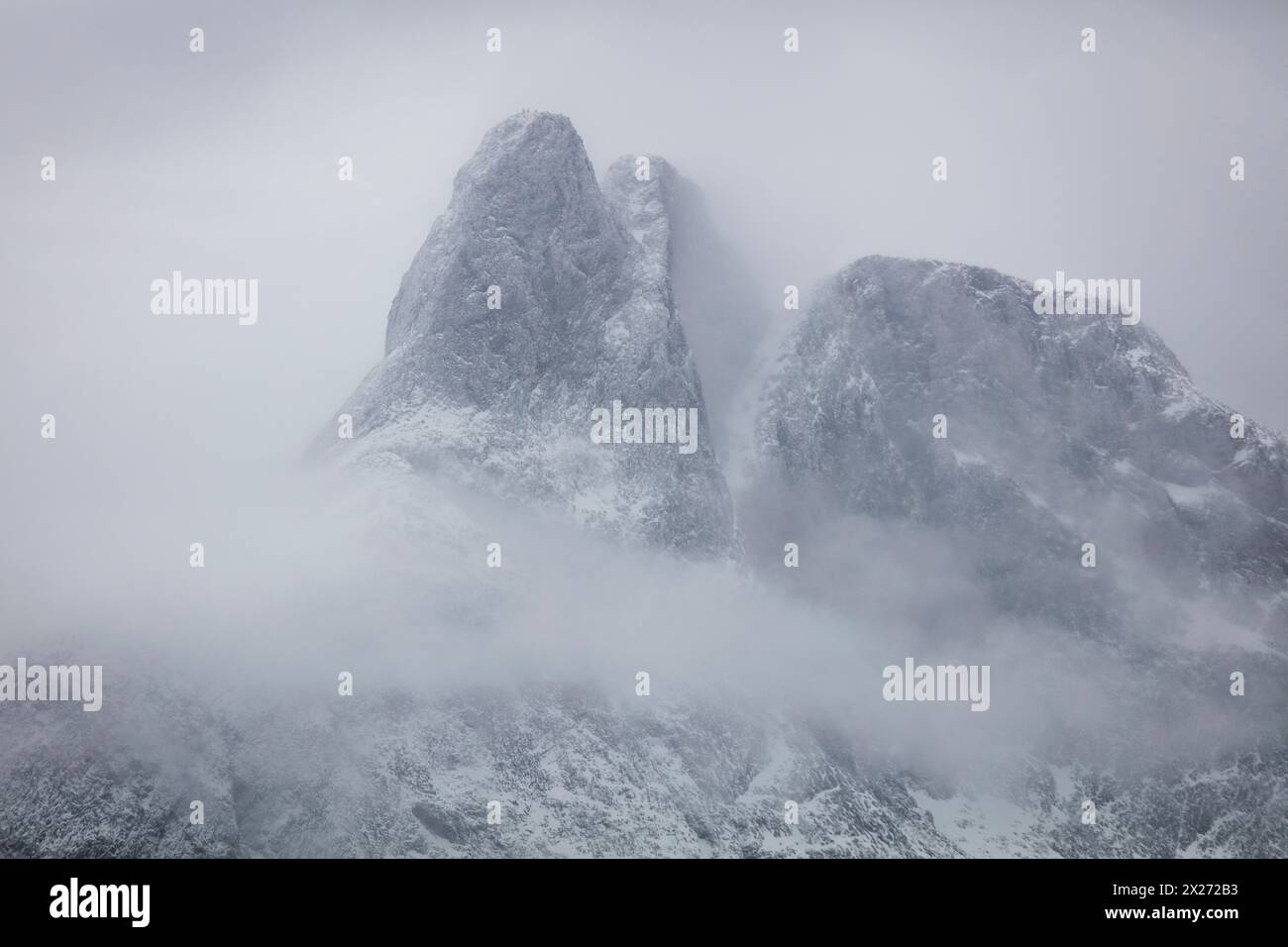 Der Berg Romsdalshorn, 1550 m, bedeckt mit mystischem Nebel, im Romsdalen Tal, Rauma kommune, Møre og Romsdal, Norwegen, Skandinavien. Stockfoto